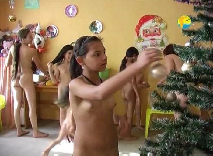 Christmas - FR family nudism video [ギャラリーヌーディズム]